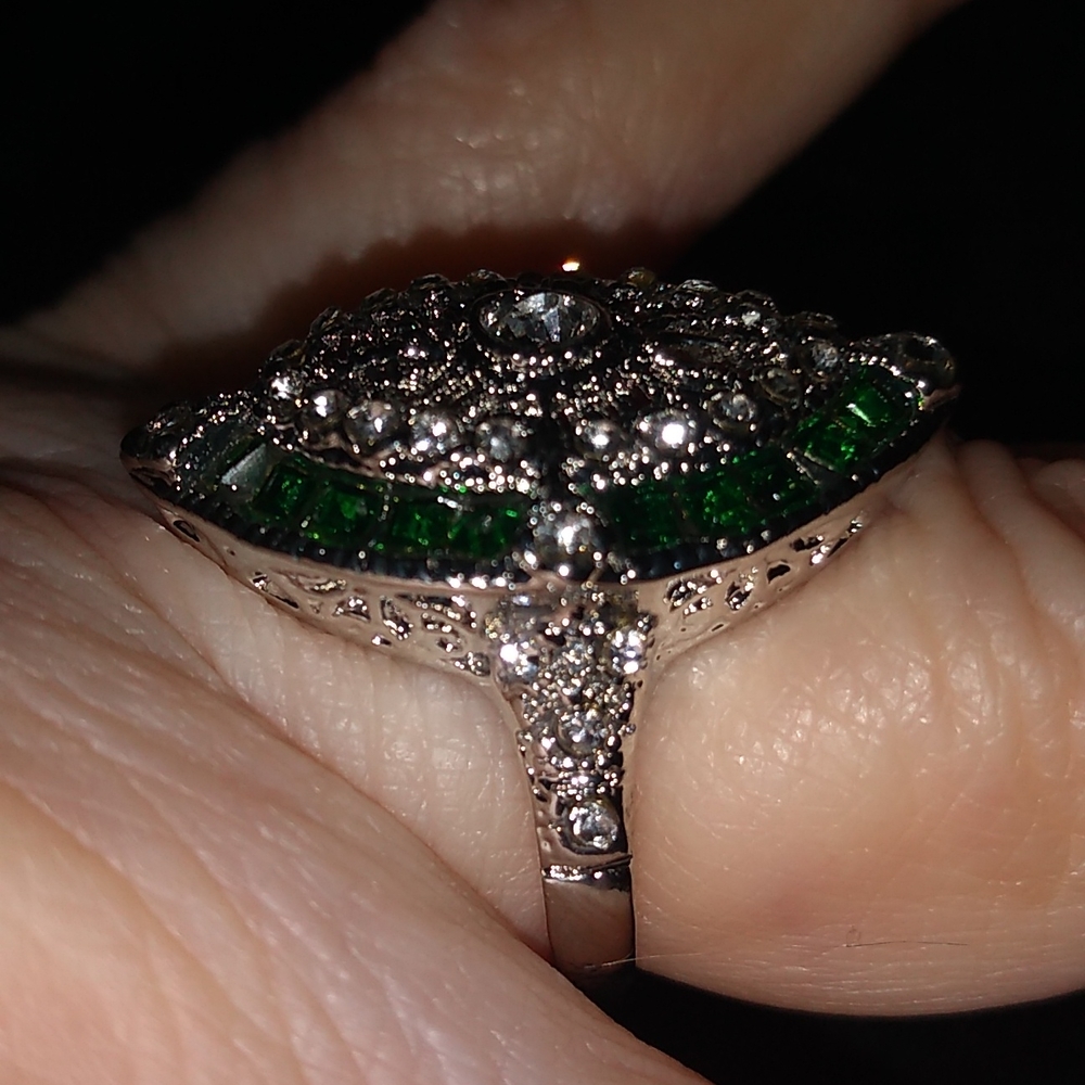 Green and White Crystal Ring - Picture 2 of 4